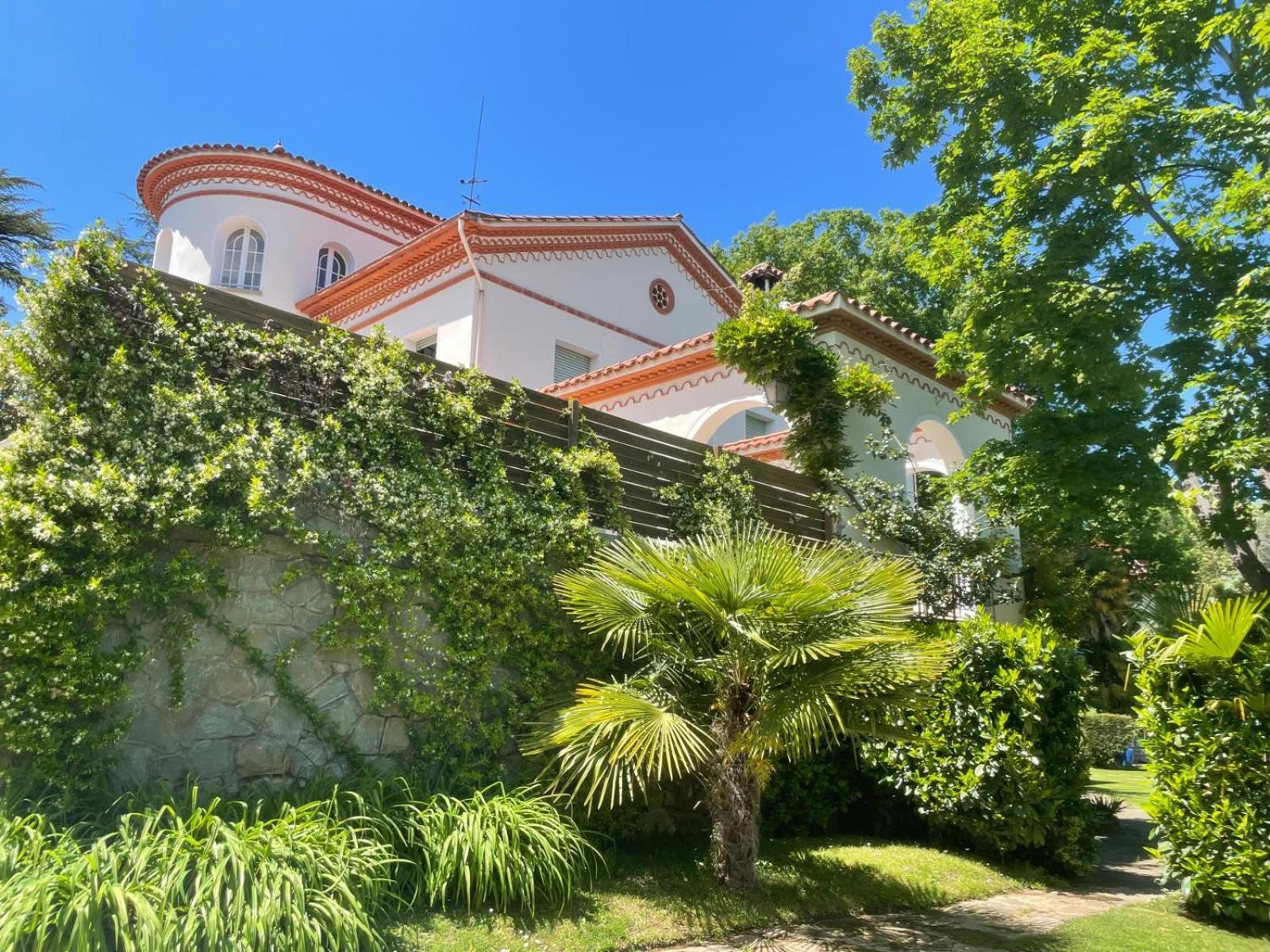 Espectacular Casa Chateau En El Centro De Olot Esterno foto