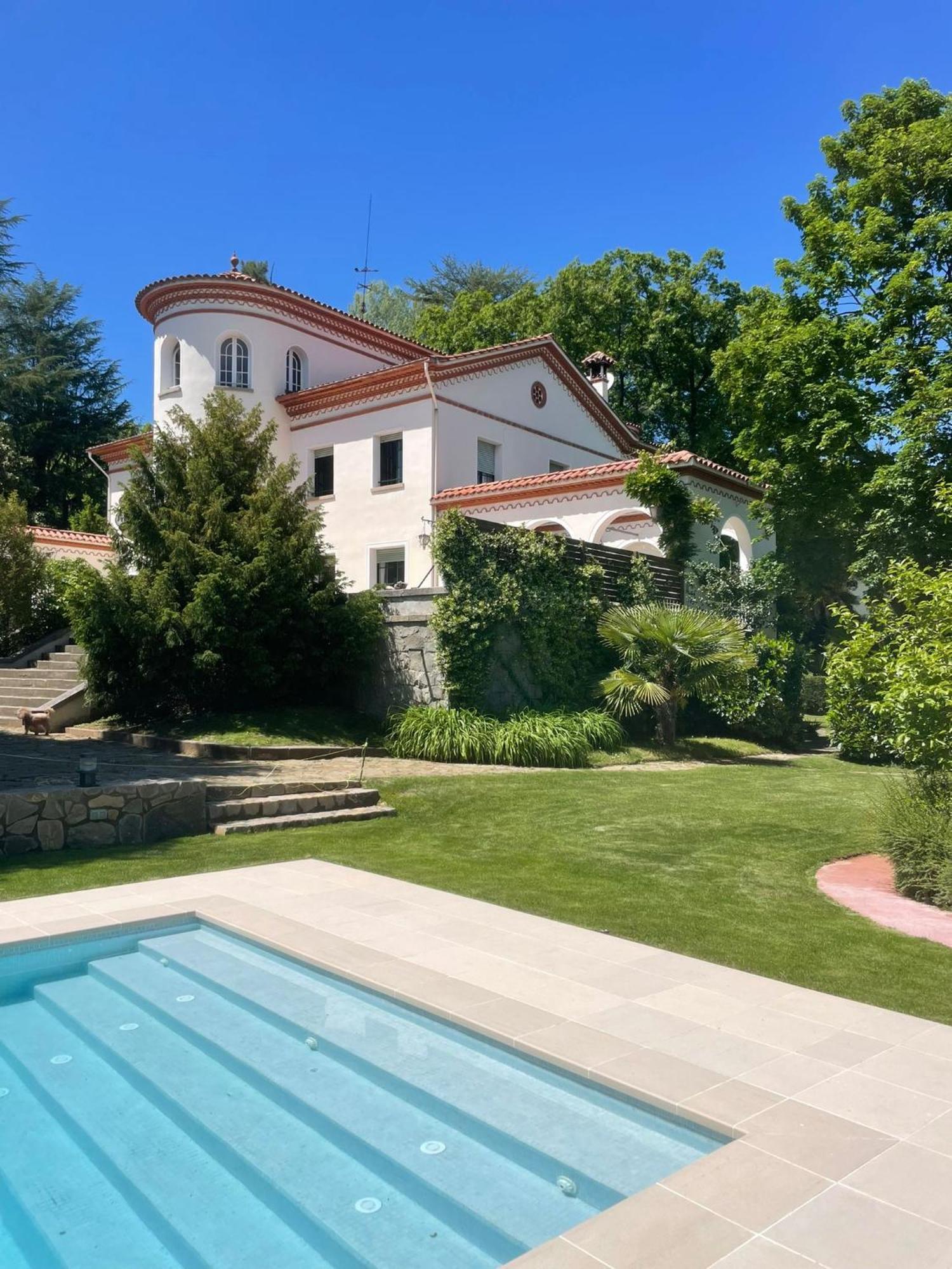 Espectacular Casa Chateau En El Centro De Olot Esterno foto