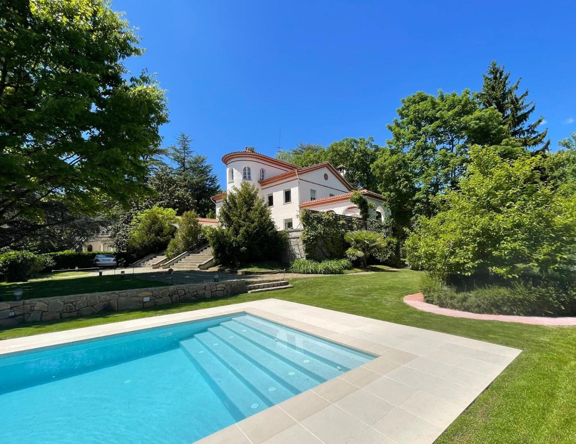 Espectacular Casa Chateau En El Centro De Olot Esterno foto