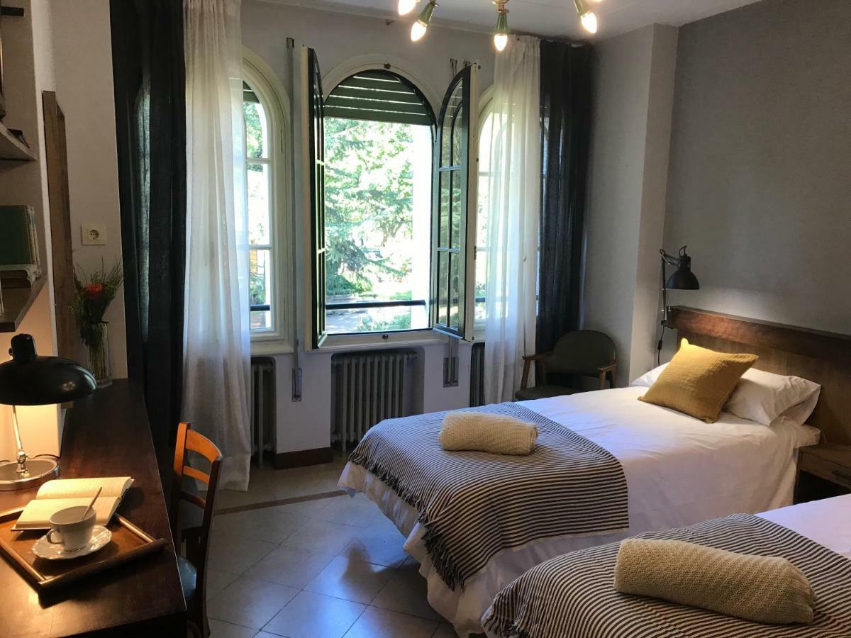 Espectacular Casa Chateau En El Centro De Olot Esterno foto